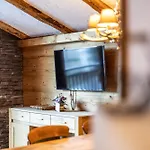 Uralp Royal By Hello Brand (Vorarlberg)